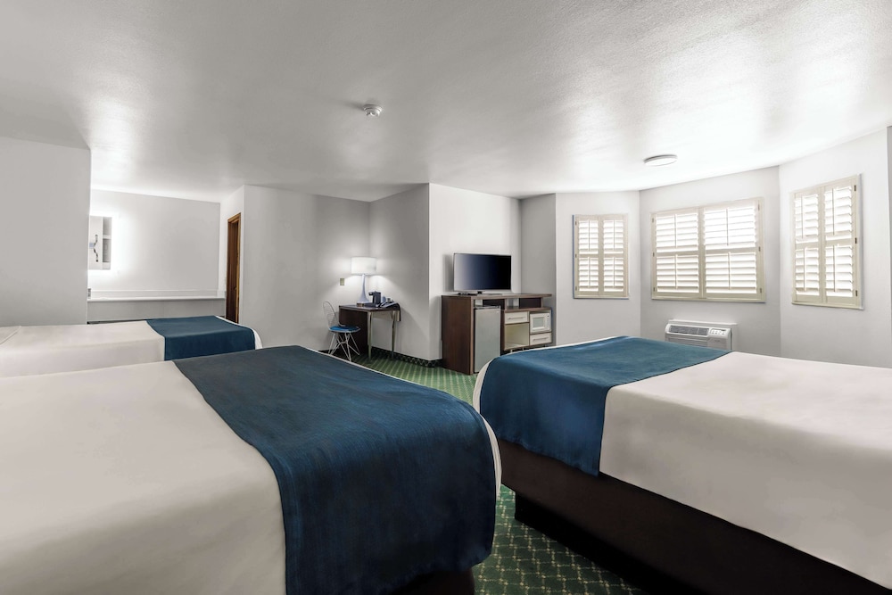 Standard Suite, Multiple Beds, Non Smoking - Photo 1