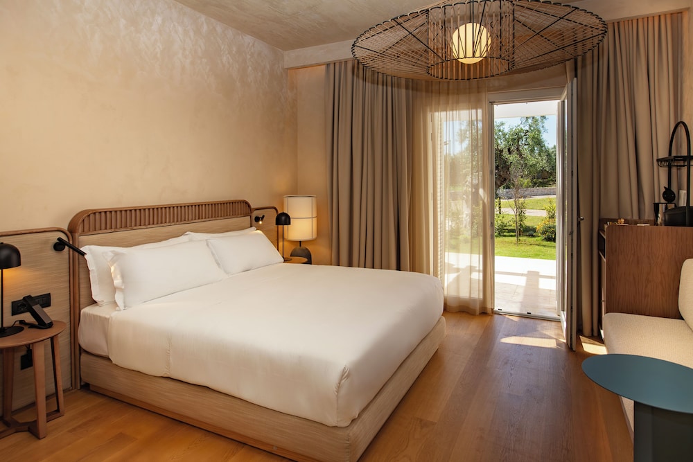 Deluxe Room, 1 King Bed, Garden View (Garden View) photo 3