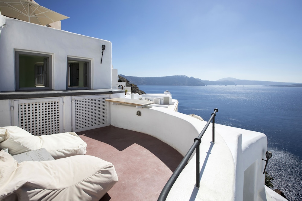 Deluxe Room with Indoor Plunge Pool and Caldera View photo 3