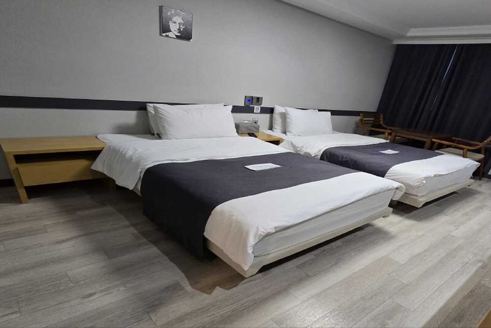 Twin Room, City View, Late Check-out photo 3