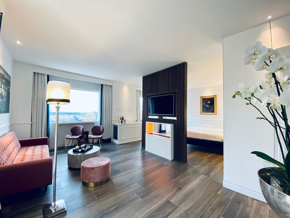 Panoramic Studio Suite, City View photo 2