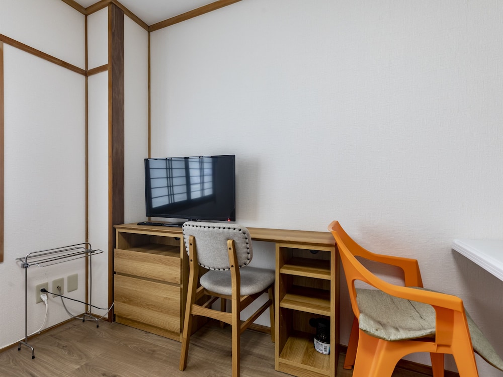 Western Room with Shared Washroom - Twin (Non-Smoking) photo 3