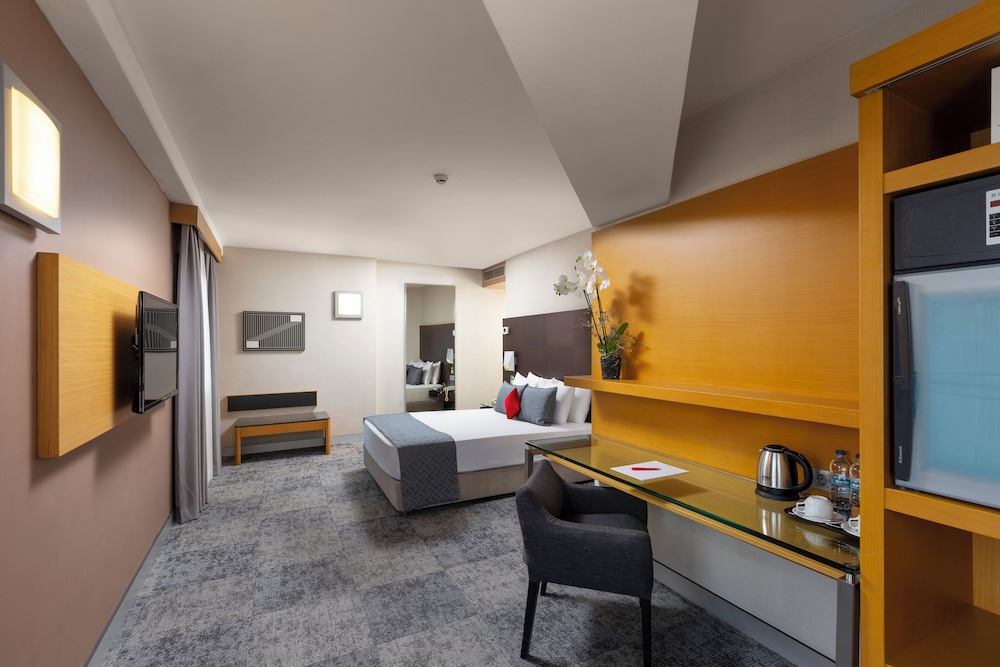 Deluxe Corner Room photo 2