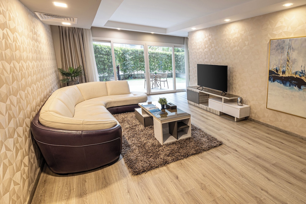 Luxury Suite, 1 Bedroom, Pool View thumbnail 6