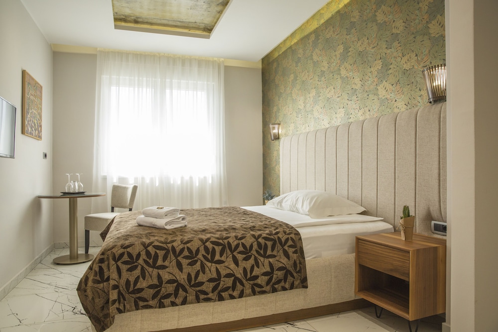 Standard Double or Twin Room - Photo 18