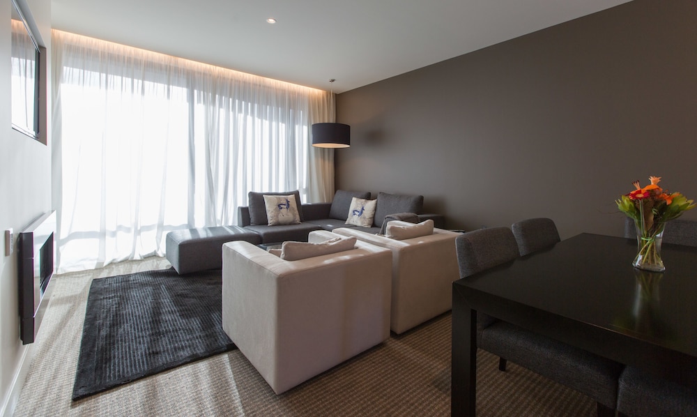 Business Suite, 1 King Bed, Mountain View