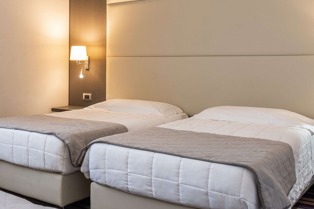 Standard Triple Room, 3 Twin Beds, Non Smoking photo 3