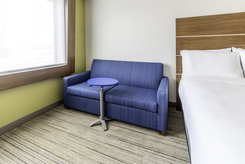 Suite, 1 King Bed, Roll-in Shower (Communications) - Photo 4