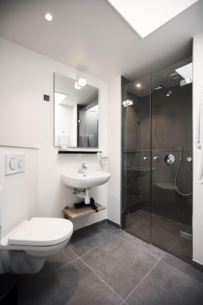Business Room, 1 King Bed, Bathtub, City View photo 1