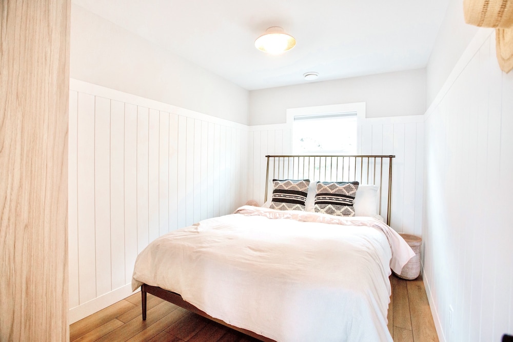 Classic Cabin 9 - 2 Queen Bedrooms + 2 Single and Sofa Bed, 1 Bathroom, Kitchen & Beachfront Views