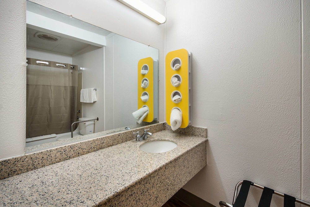 Deluxe Room, 2 Double Beds, Non Smoking, Refrigerator & Microwave - Photo 6