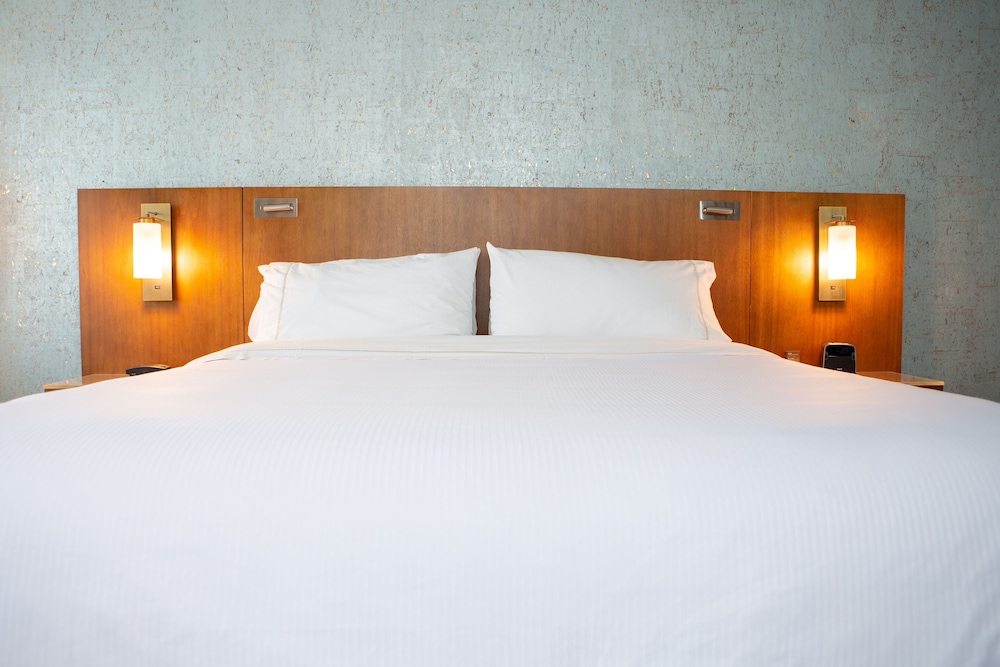 Deluxe Room, 1 King Bed (Hearing Accessible) - Photo 3