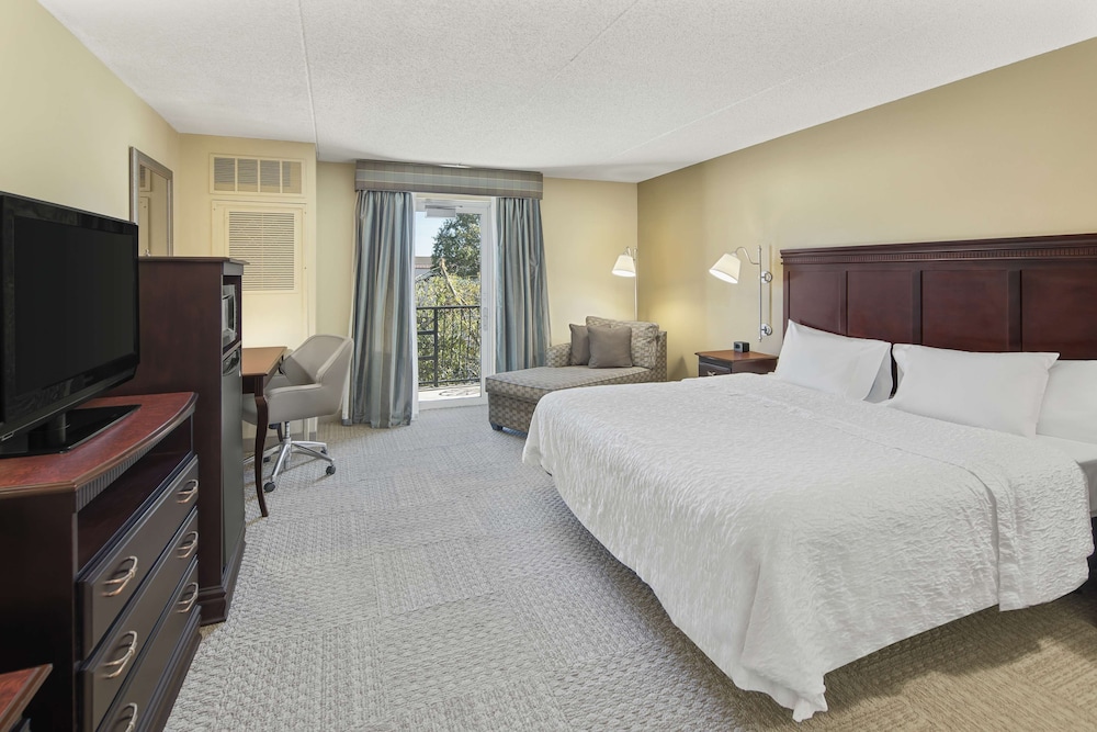 Room, 1 King Bed, Accessible, Bathtub - Photo 2