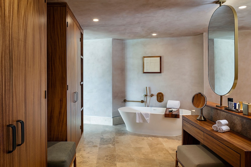 Grand Suite, 1 King Bed, Balcony, Oceanfront thumbnail 6