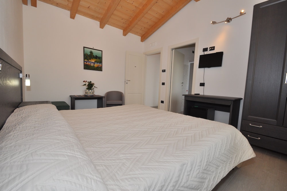 Deluxe Twin Room, 1 Bedroom, Mountain View, Poolside photo 2