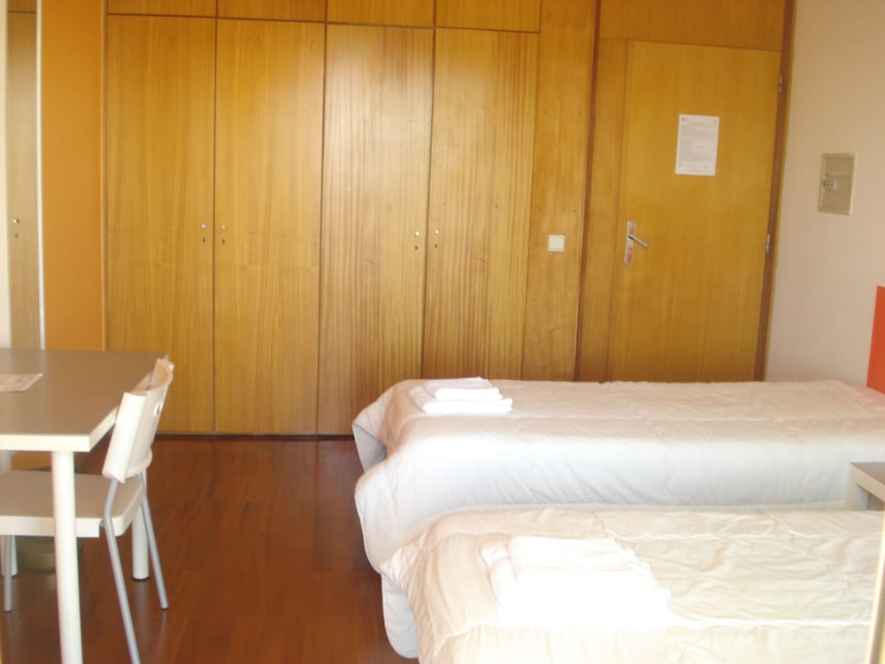 Twin Room, 2 Twin Beds, Non Smoking, Shared Bathroom thumbnail 5