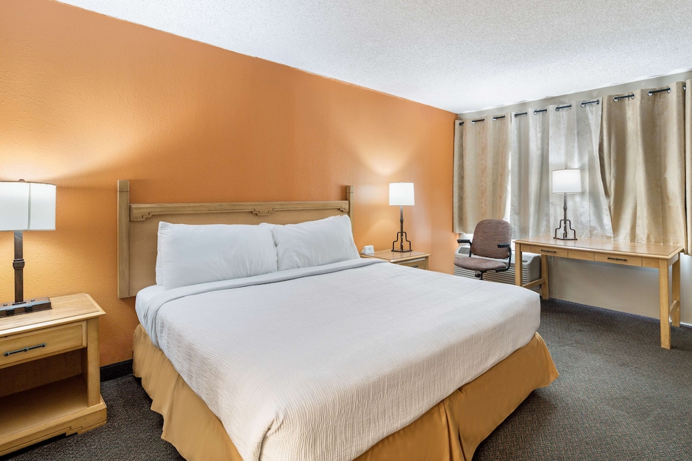 Suite, 1 King Bed, Accessible, Non Smoking (Separate Living Room;With Sofabed) - Photo 2