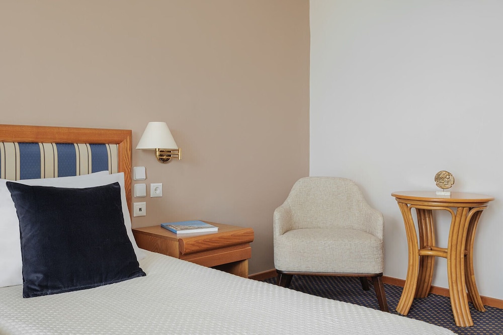 Superior Room, 3 Twin Beds, City View photo 3
