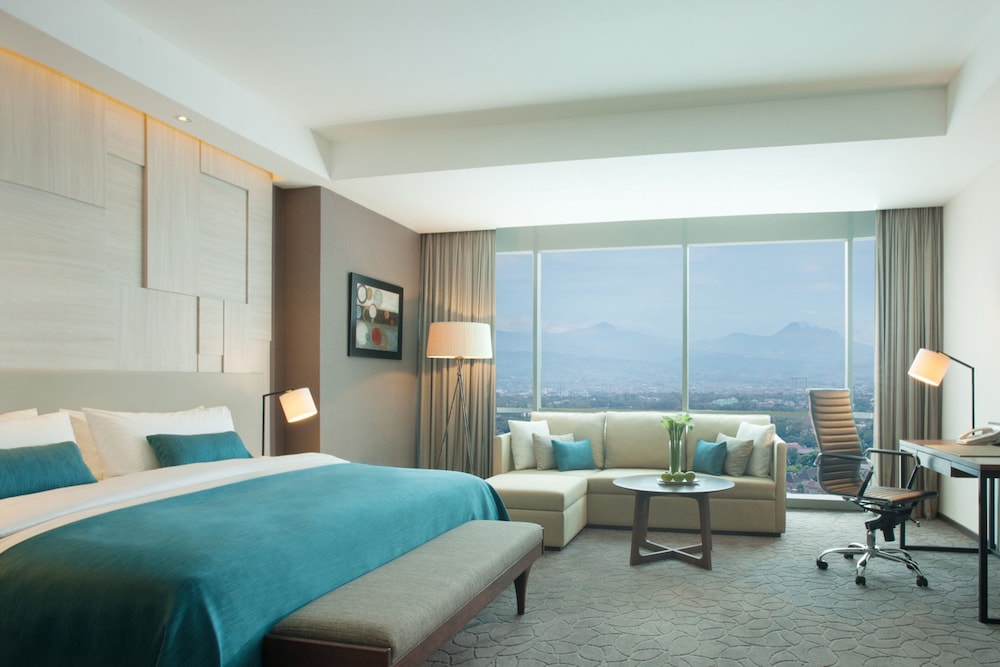 Junior Suite, 1 King Bed, Accessible, Club Lounge Access