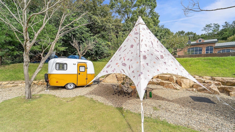 Basic Room, 1 Bedroom (Caravan Mia mustard) photo 3