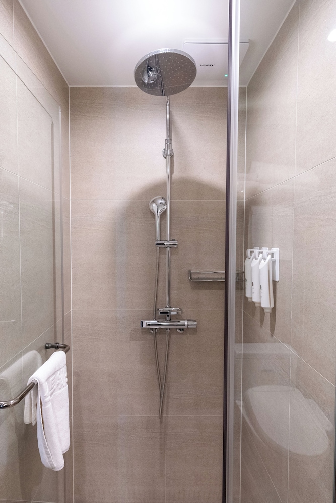 Deluxe Room, Multiple Beds, Non Smoking - Photo 6