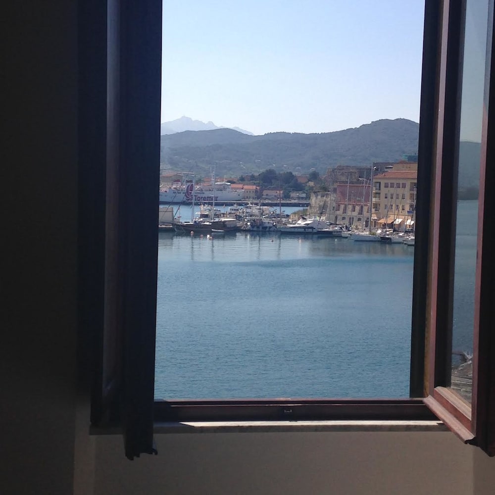 Double or Twin Room, Sea View, Beachfront photo 1