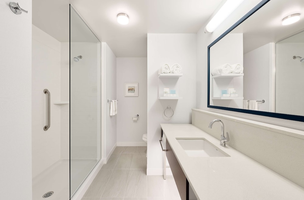 Studio, 1 King Bed, Non Smoking, Refrigerator & Microwave (Wet Bar) photo 3