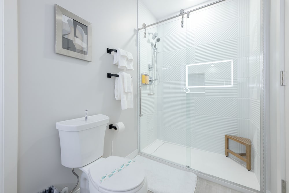 City Condo, 2 Bedrooms, Kitchen, City View (#M201) photo 3