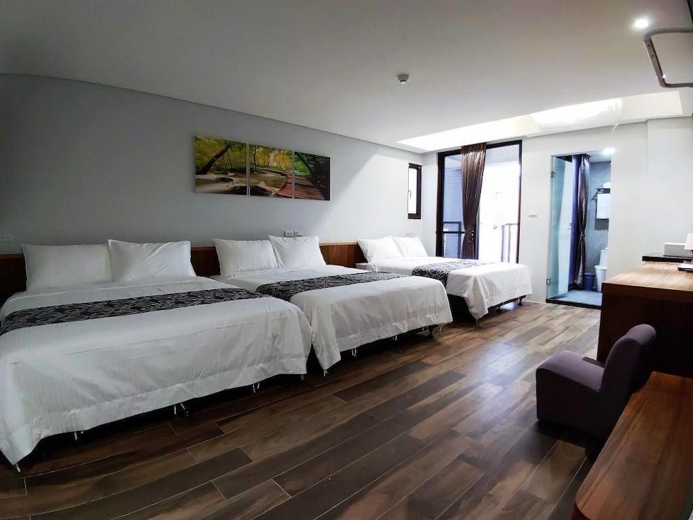 Luxury Six-Person Room photo 3