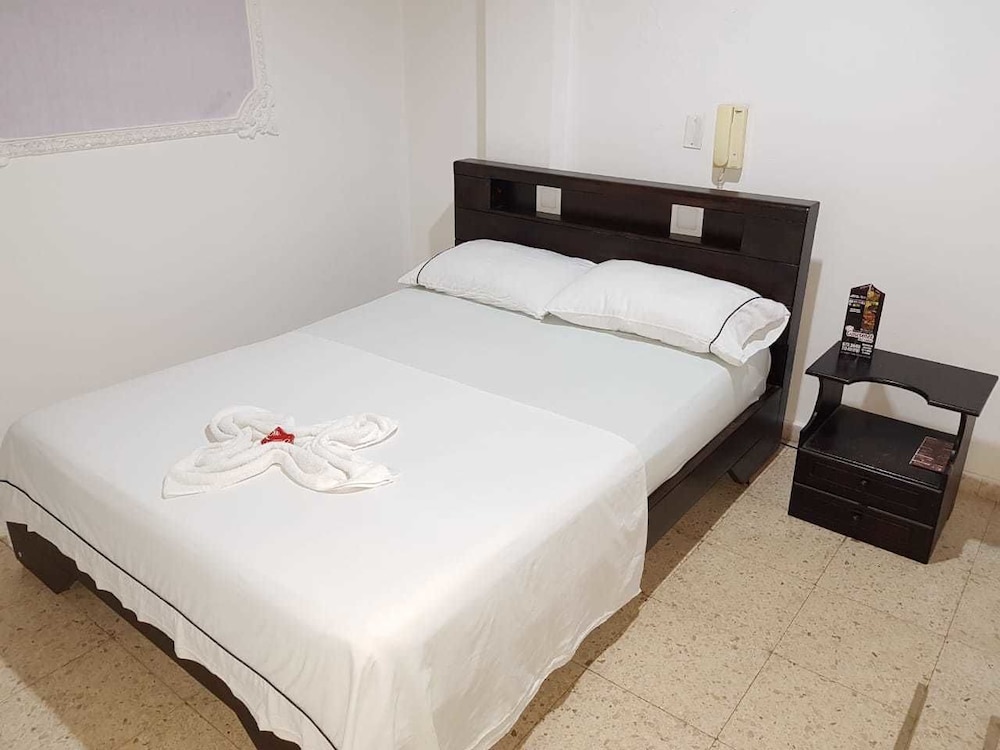 Basic Double Room Single Use, 1 Large Twin Bed, Non Smoking photo 3