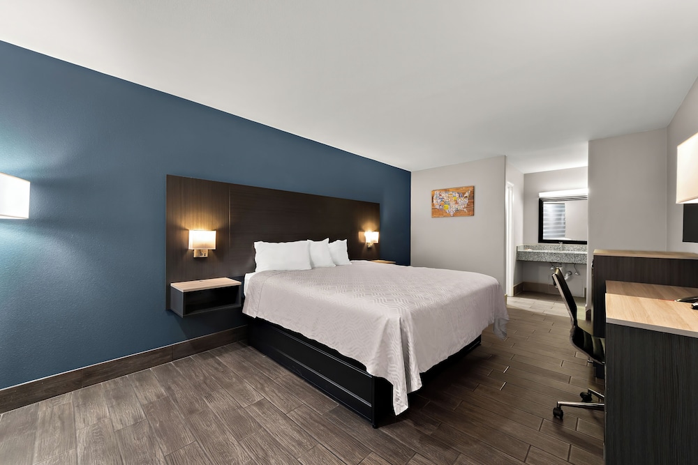 Standard Room, 1 King Bed, Non Smoking - Photo 1