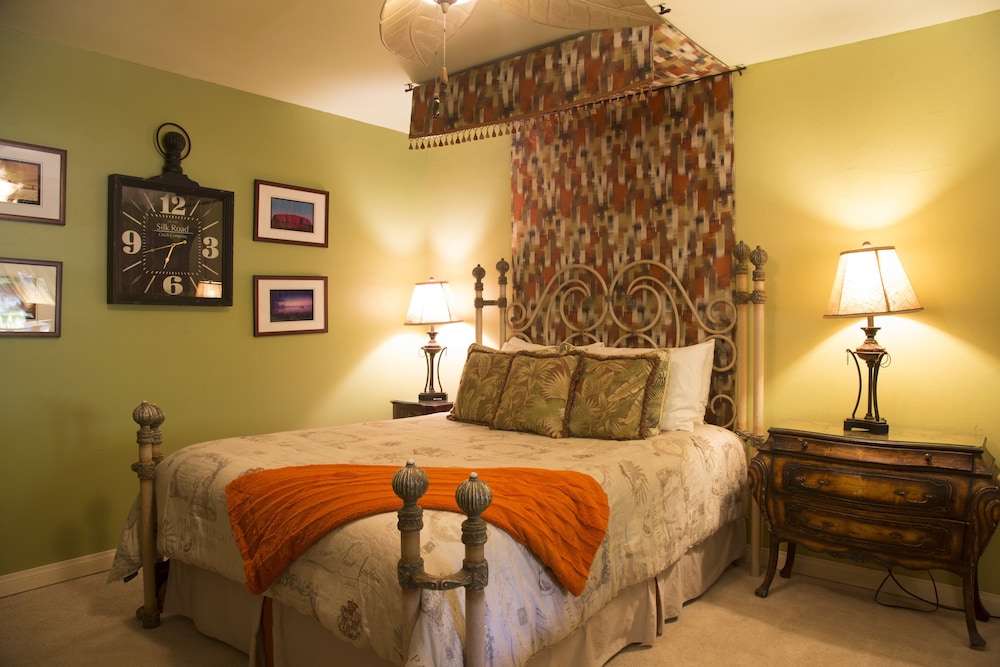 Deluxe Room, 1 Queen Bed (International) photo 2