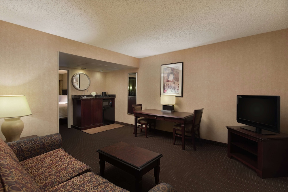 Two-Room Premium Suite  2 Queen Beds NS - Photo 2
