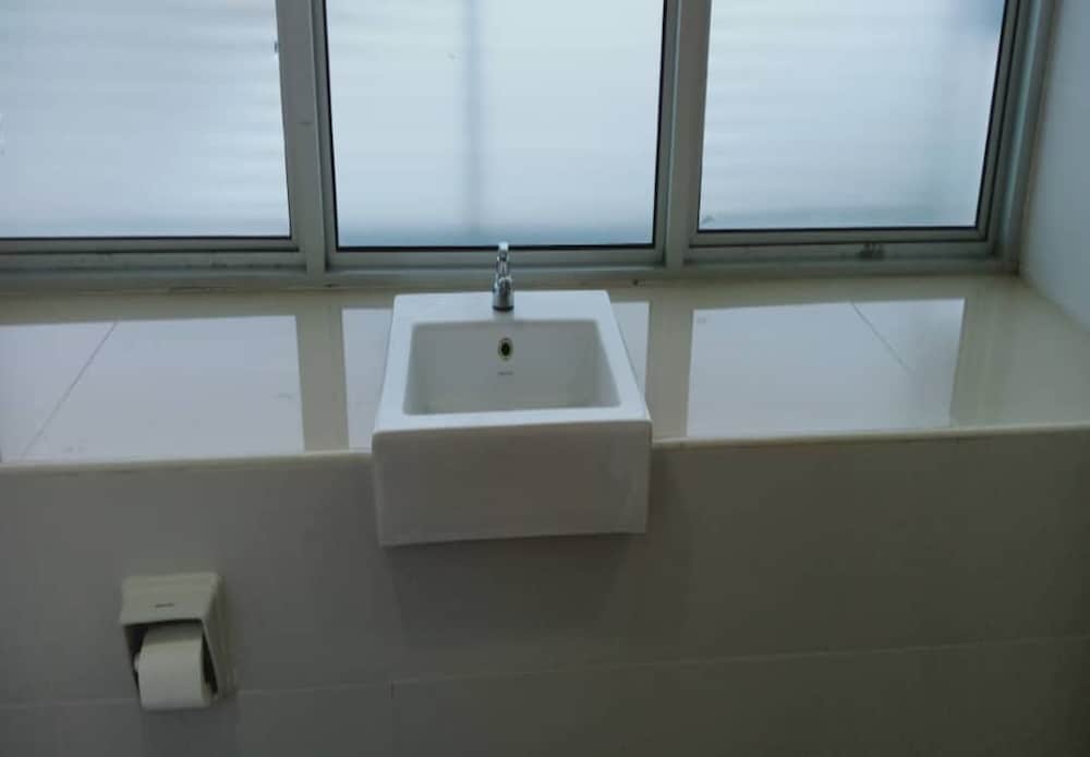 Standard Twin Room - Photo 9