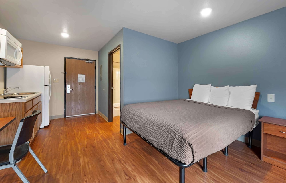 Standard Studio, 1 Queen Bed, Non Smoking, Refrigerator & Microwave photo 1