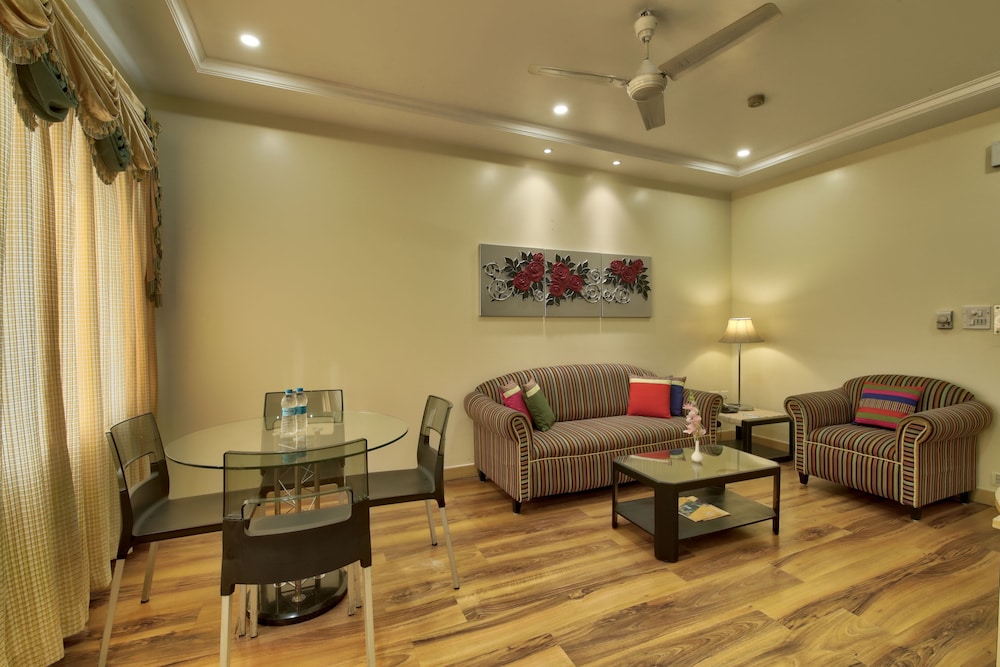 Suite - Photo 2