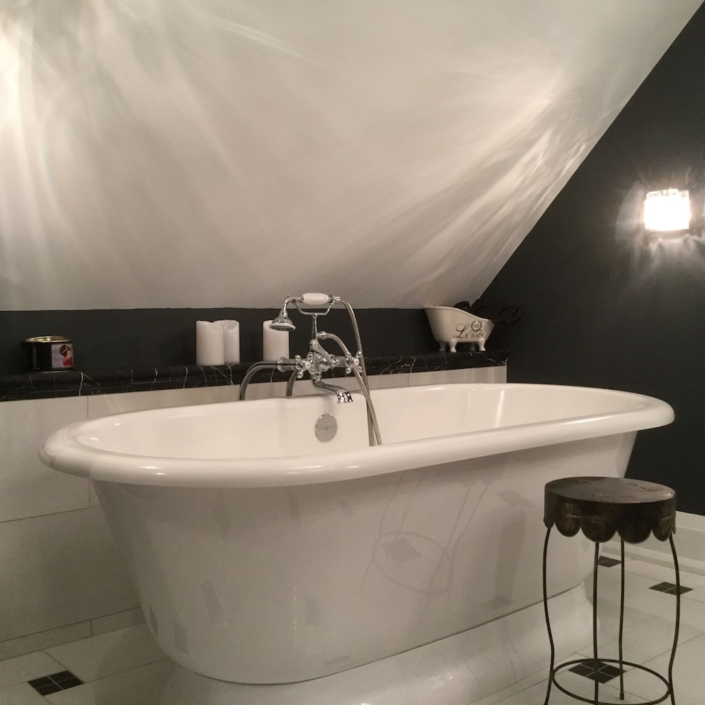 Luxury Room, 1 Queen Bed, Private Bathroom, Garden View (Forget me not) photo 3