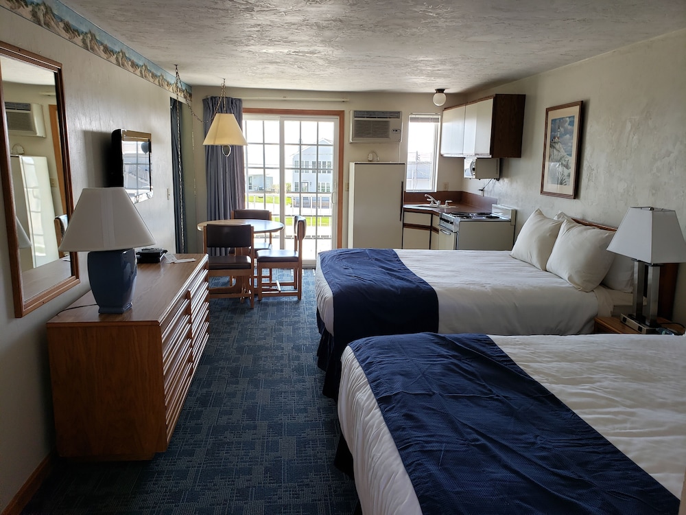 Standard Studio, 2 Queen Beds, Balcony, Partial Sea View photo 1