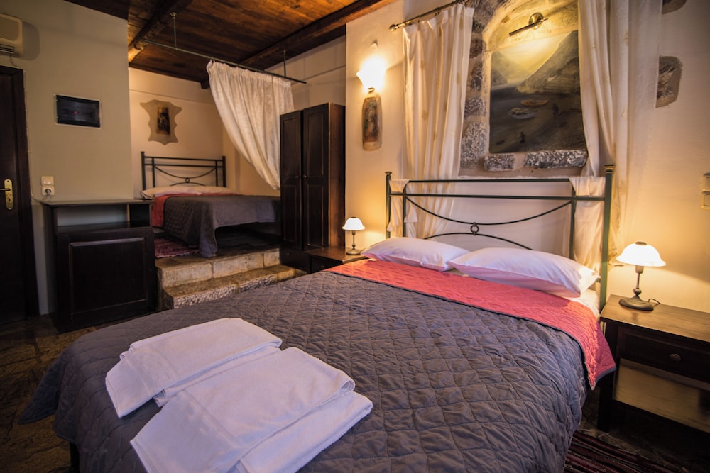 Traditional Triple Room, 1 Bedroom, Partial Sea View photo 1