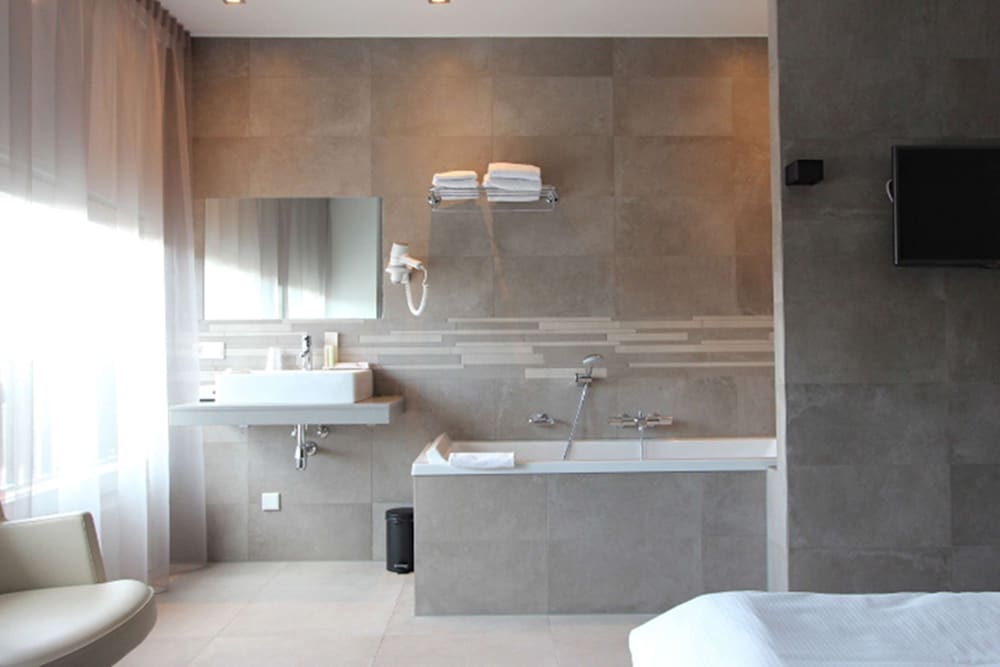 Deluxe Room, 3 Twin Beds - Photo 1