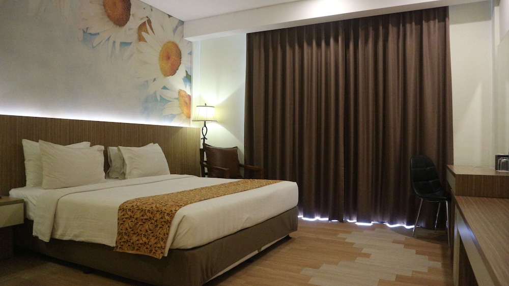 Deluxe Room, 1 Queen Bed, Balcony photo 3