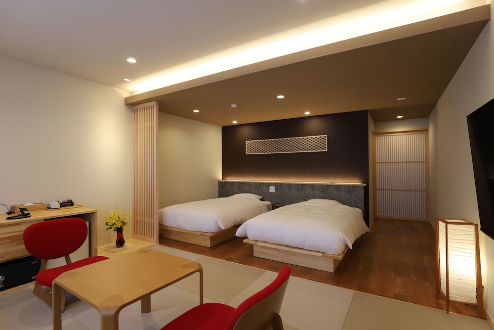 [7th floor Japanese western style room] Twin bed with Futon photo 3