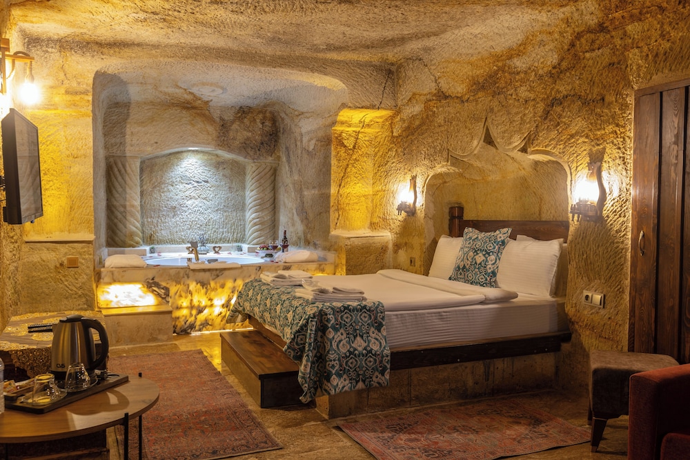 Cave Jacuzzi Superior Room-7
