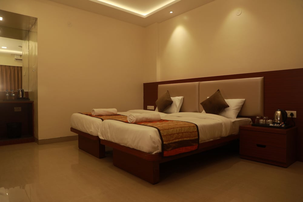 Deluxe Twin Room with Balcony - Photo 10