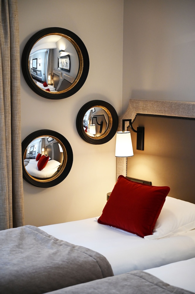 Deluxe Suite, 1 Queen Bed with Sofa bed, City View (Premium Room) photo 2