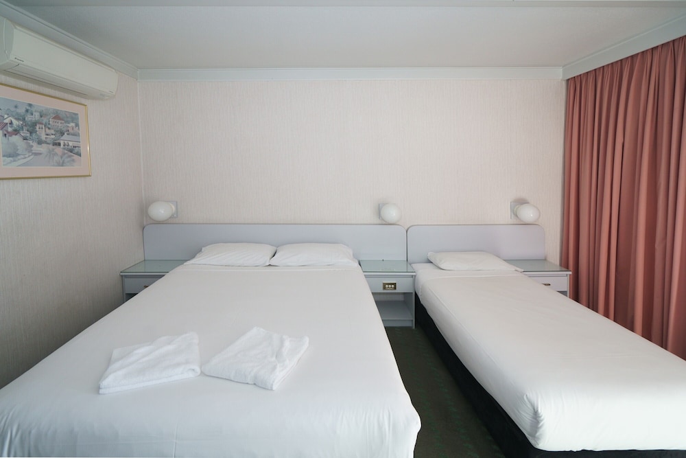 Standard Room, Queen and Single photo 1