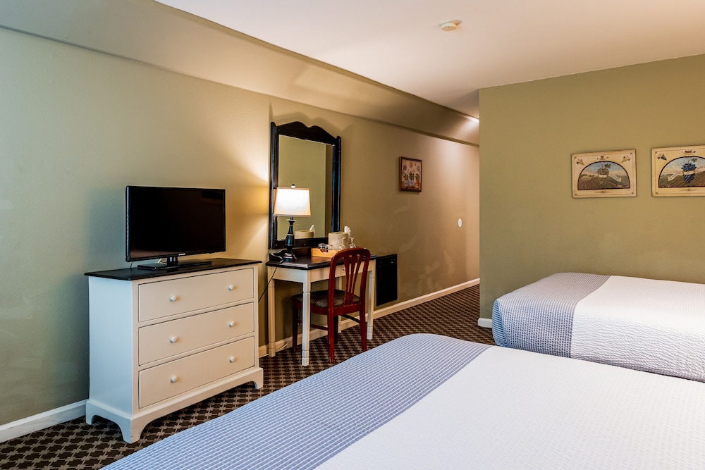 Standard Room, 2 Queen Beds - Photo 2