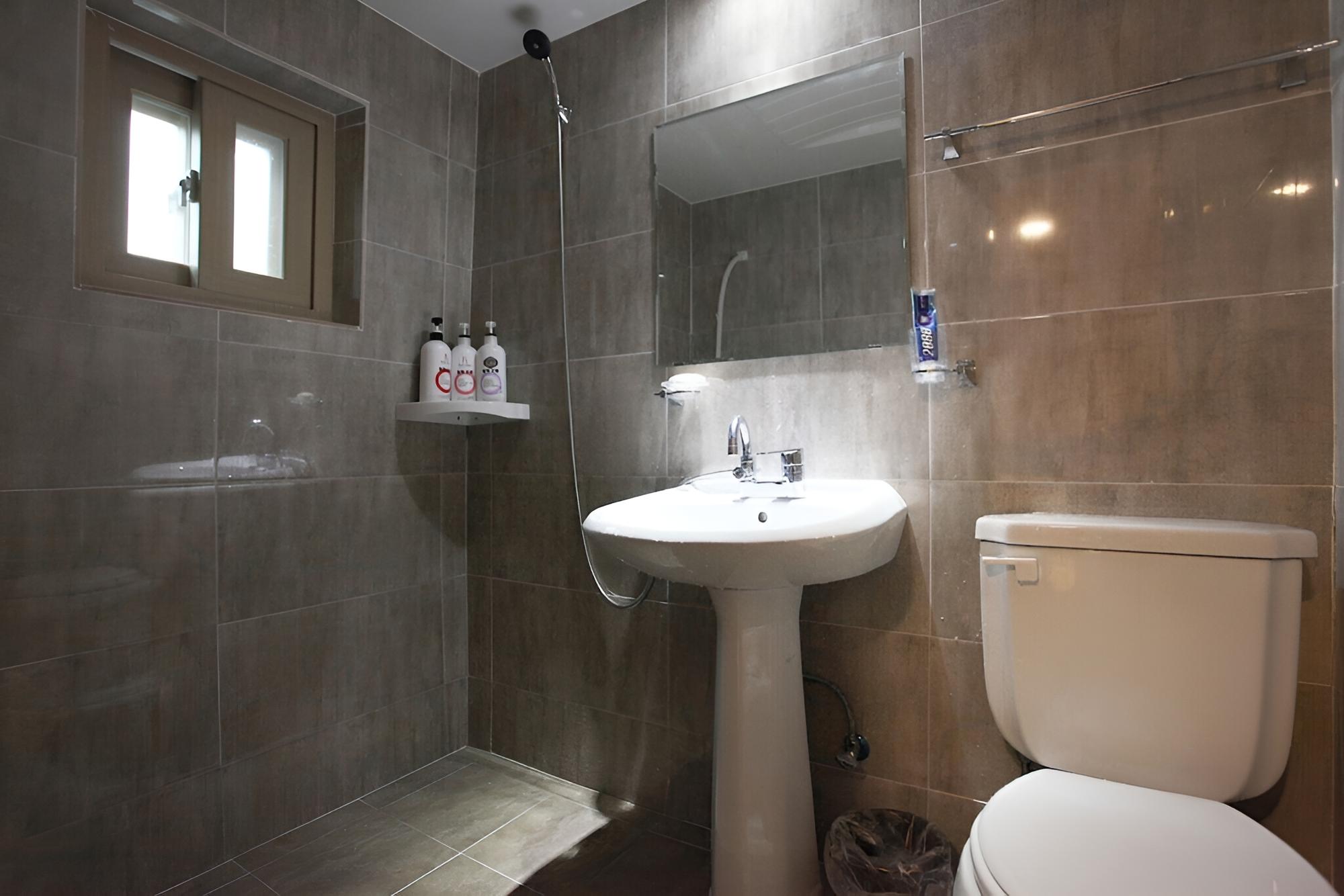 Room (Standard Room) - Photo 9