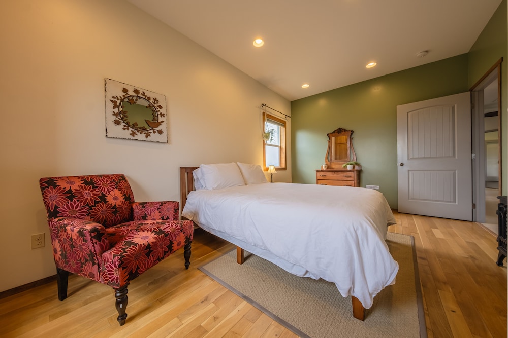 House, Multiple Beds, Fireplace, Mountain View photo 1