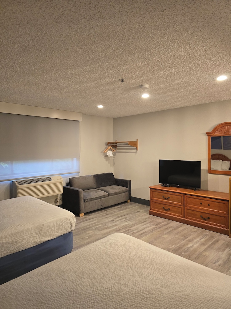 Deluxe Single Room, 2 Queen Beds - Photo 1